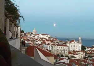 Vista de Alfama, en Lisboa, con el Panteón Nacional y la iglesia de Santo Estêvão