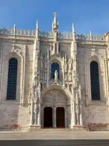 Entrada lateral de la iglesia del monasterio de los Jerónimos en Belém, Lisboa