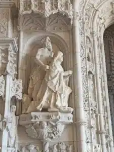 Estatua del rey Manuel I arrodillado en oración a la entrada de la iglesia del monasterio de los Jerónimos en Belém, Lisboa