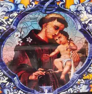 Representação de Santo António com o Menino Jesus, um dos santos mais venerados em Lisboa.