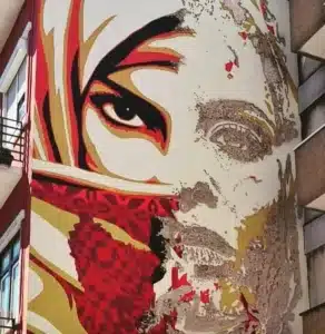 mural Fairey Vhils Lisboa
arte urbano Graça
street art Lisboa
colaboración artística urbana
arte contemporáneo Lisboa