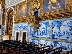 Azulejos bleus et blancs et boiseries dorées : l’une des associations les plus caractéristiques du Baroque portugais.